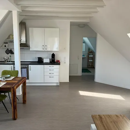 Lägenhet Stylische Dg-wohnung Mit Grosser Loggia *